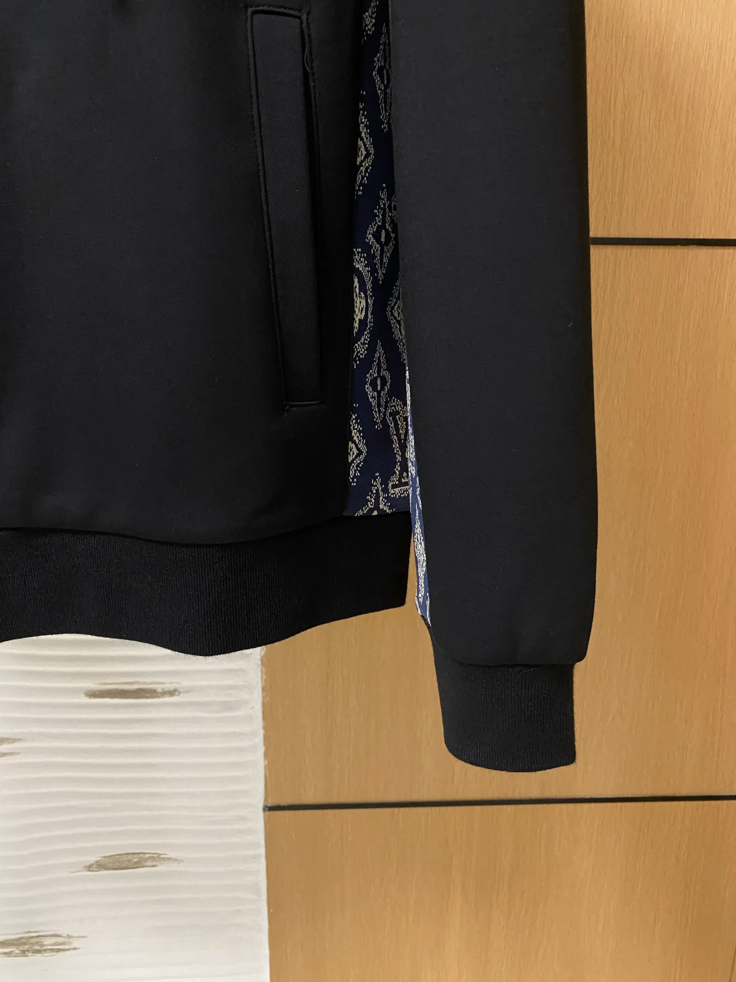 🅿️720 LV 2025 autumn and winter new counter, the same casual Tencel cotton fabric suit, breathable, comfortable and casual! Full of high-end feel! The details are exquisite and high-end, and the workmanship is impeccable! The original high-end fabric is very high-end! The fabric is crisp, anti-wrinkle and wear-resistant, warm, neat and stylish. Everyone must buy a set this autumn and winter. They must look cool and cool when wearing it. This is a model that we highly recommend! M-3XL